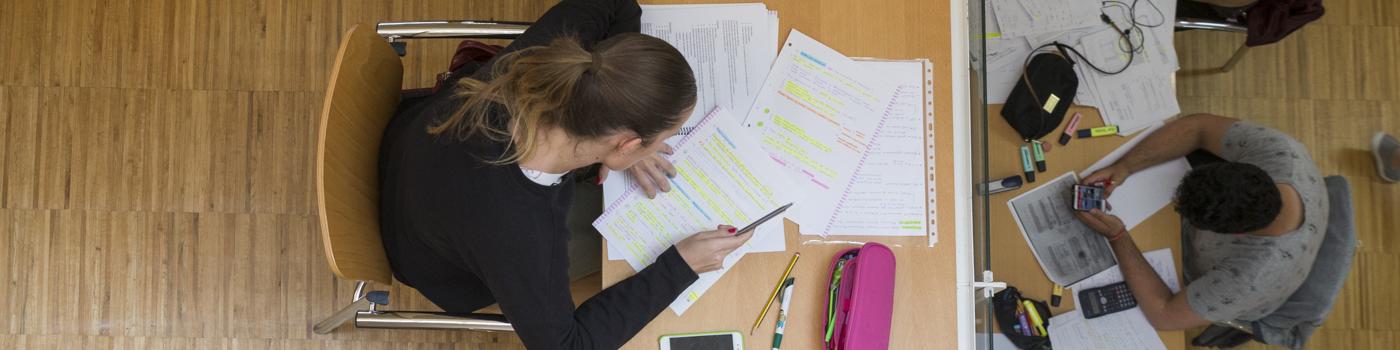 Unha estudante traballando. Vista cenital