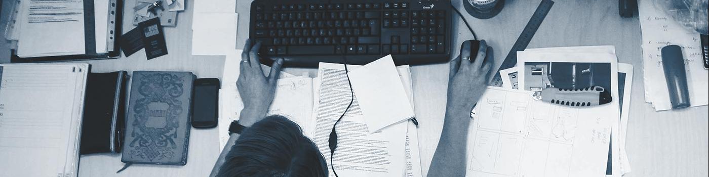 Un PAS traballando diante dun ordenador, Vista cenital