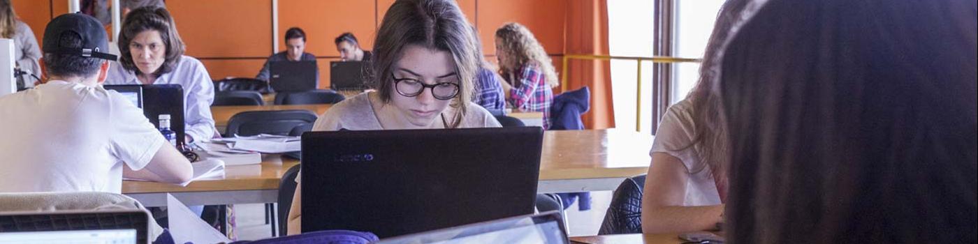 varias alumnas estudando nunha aula