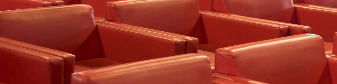 Foto de unos sillones rojos