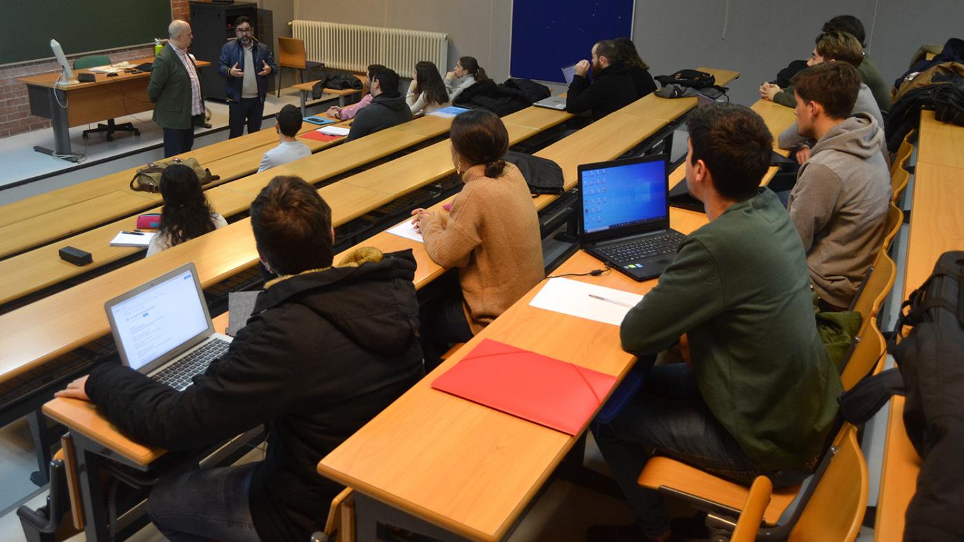 Estudantes de Dirección e Xestión Pública avalían o grao de coñecemento dos servizos do campus