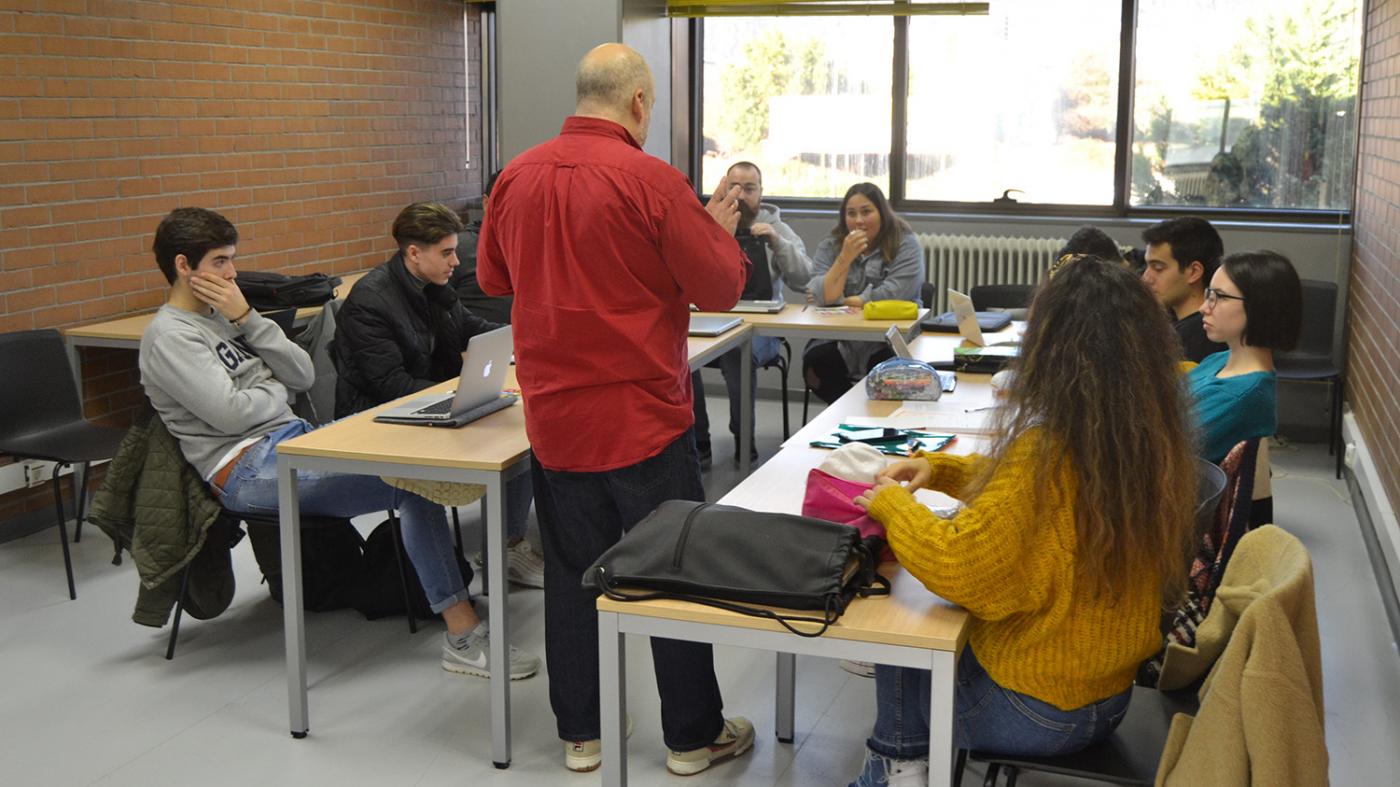 Estudantes de Dirección e Xestión Pública avalían o grao de coñecemento dos servizos do campus