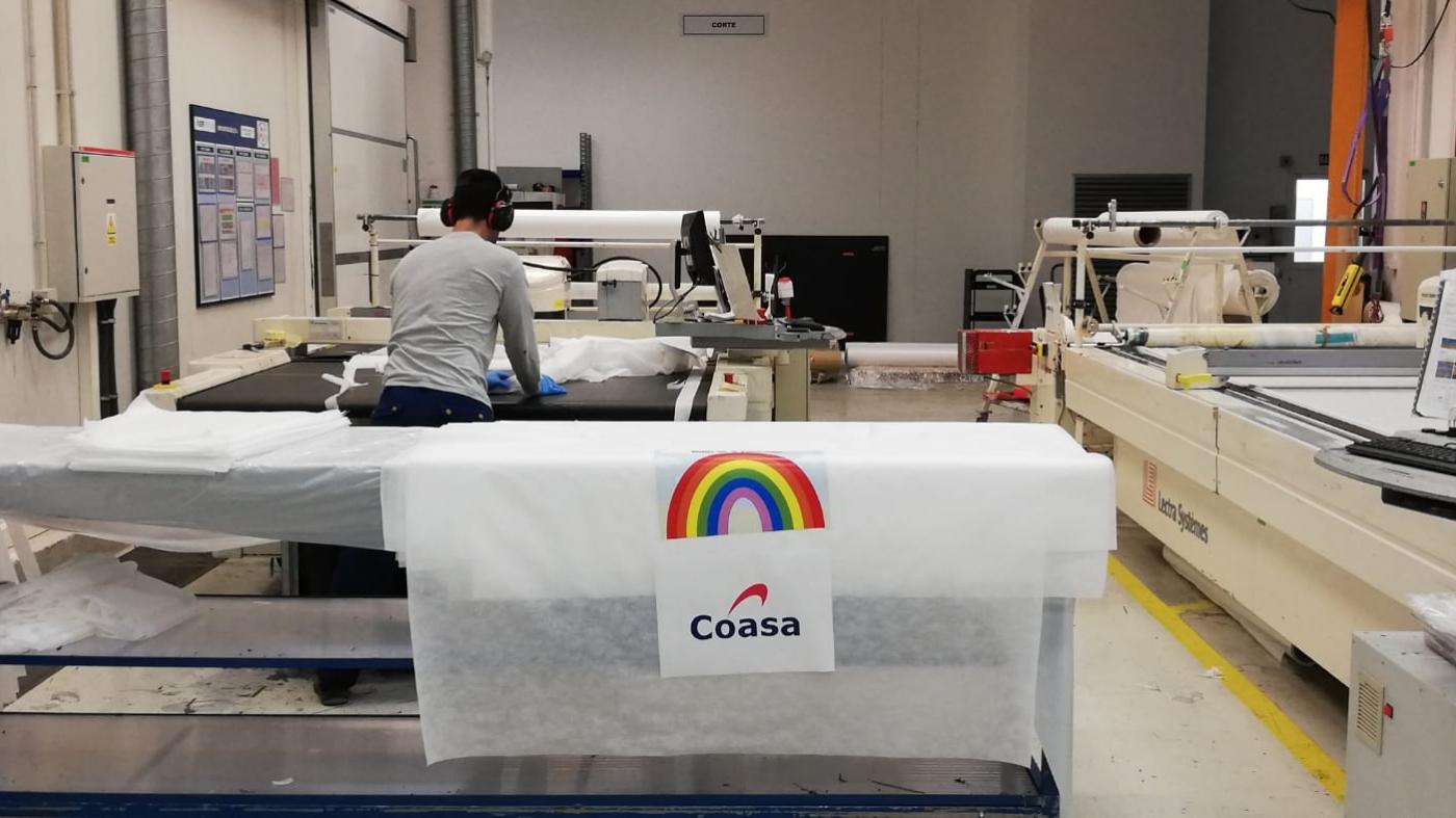 A colaboración entre universidade e empresa propicia a produción dun millar de batas para persoal sanitario e asistencial 