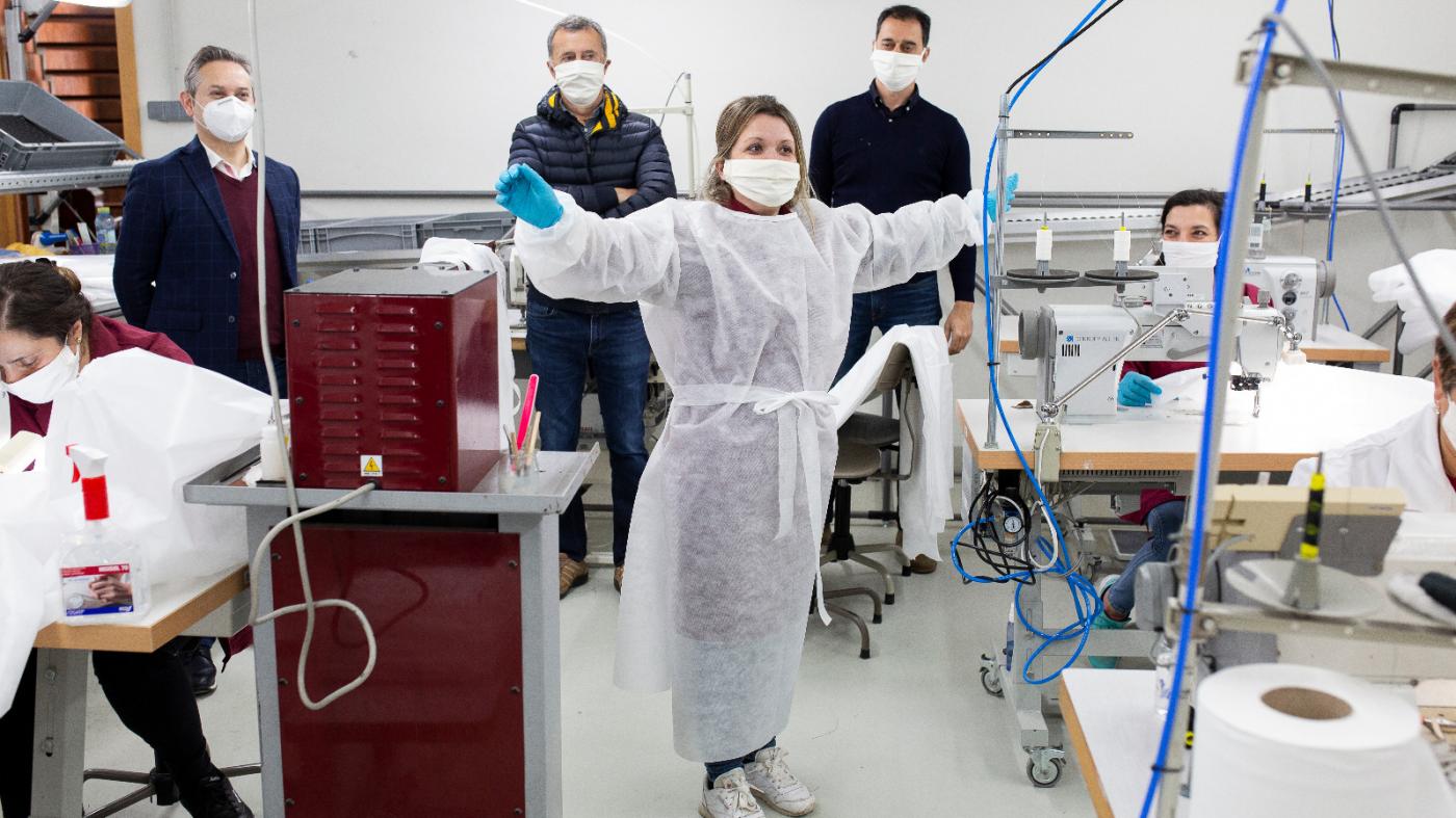 A colaboración entre universidade e empresa propicia a produción dun millar de batas para persoal sanitario e asistencial 