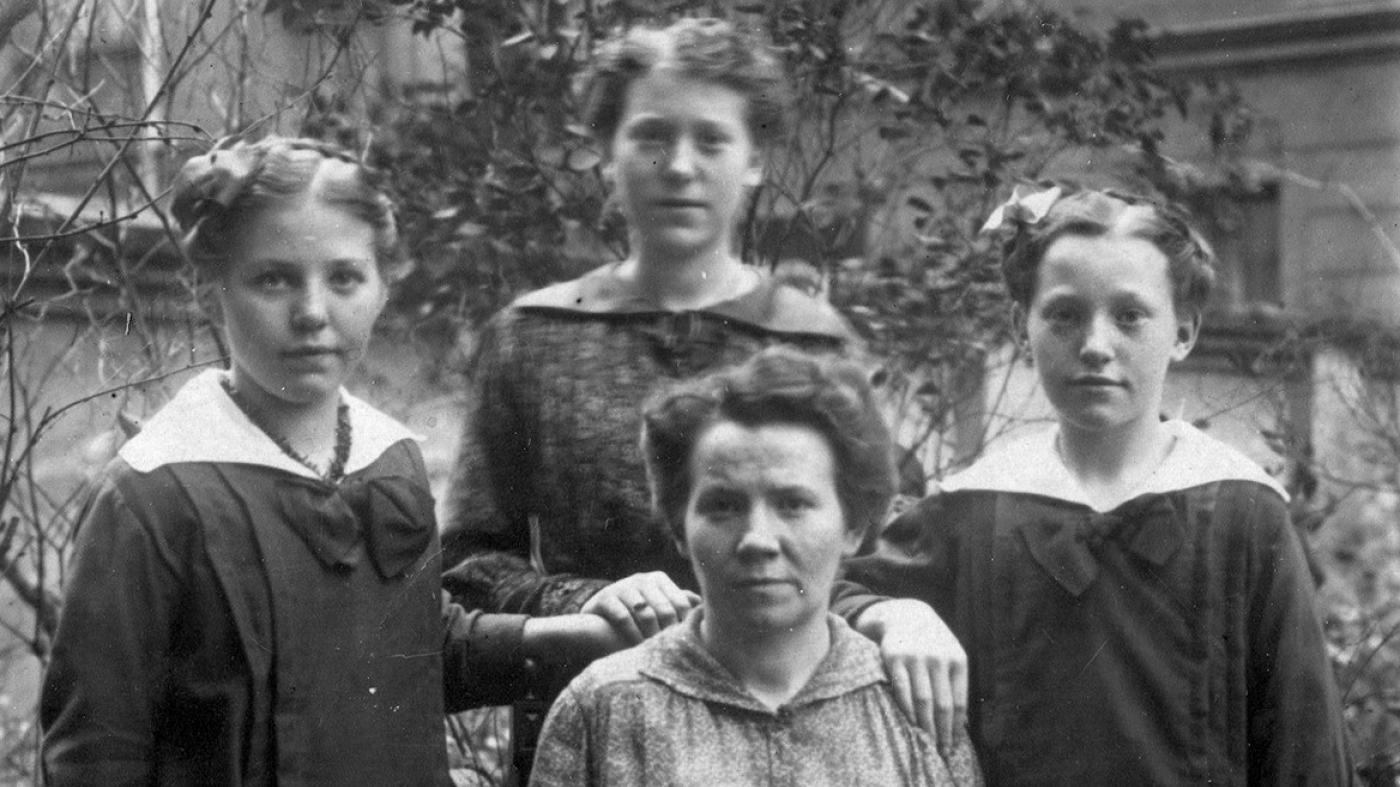 Nenas que medran a través de poemas e fotografías