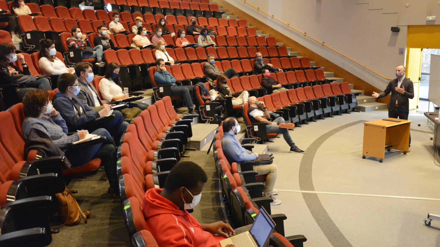 Unha conferencia aborda o potencial da enerxía renovable das ondas do mar 