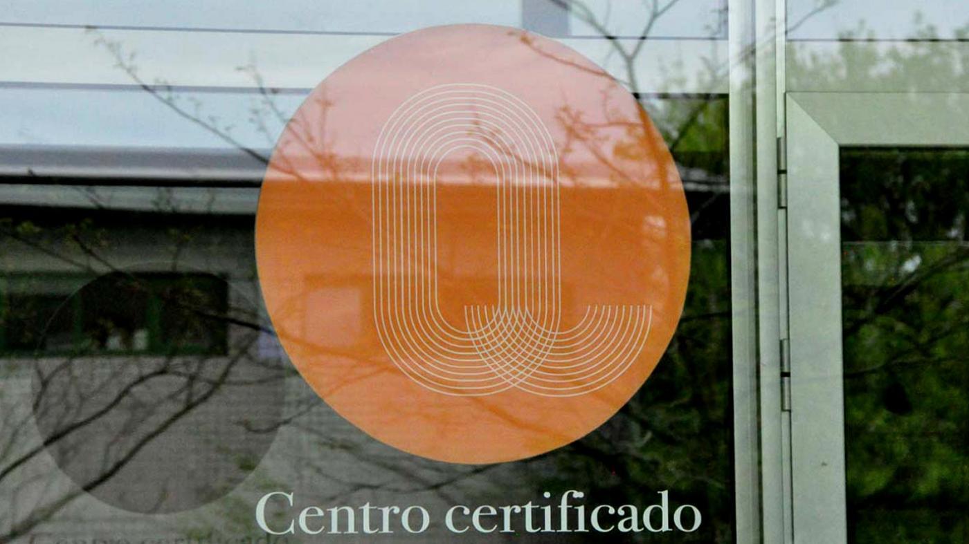 Selo de Calidade na porta dun centro certificado