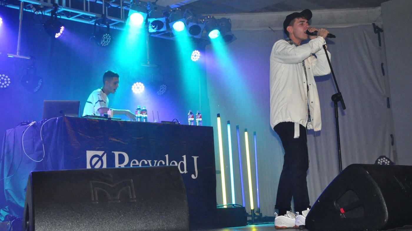 A música, a diversión e o baile protagonizarón o concerto de Recycled J