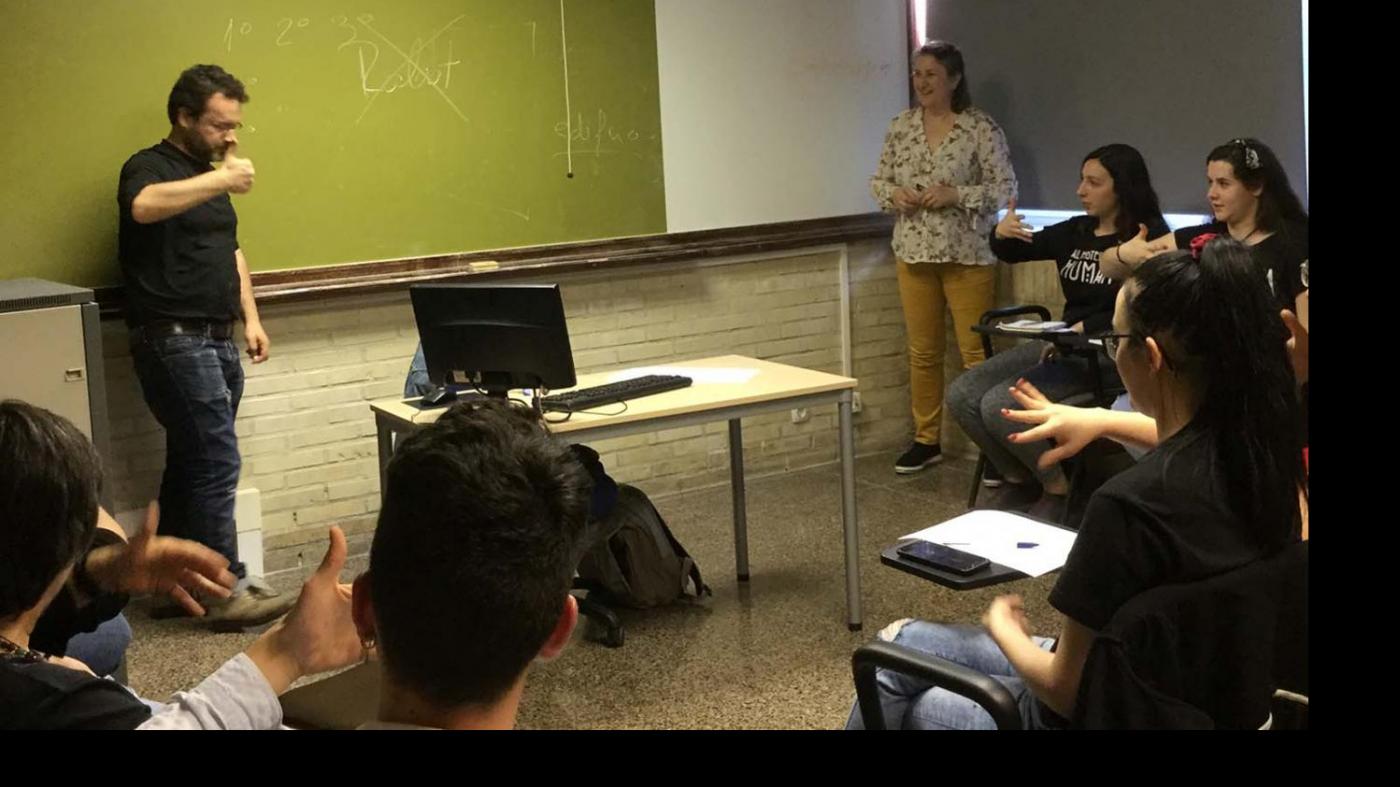 As barreiras lingüísticas coa comunidade xorda redúcense no obradoiro ‘Comunícate coas túas mans’