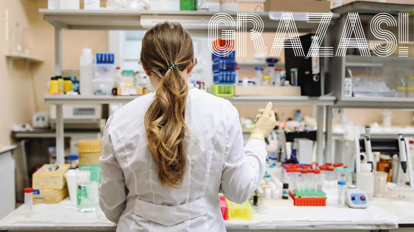 Investigadora con bata branca de costas nun laboratorio