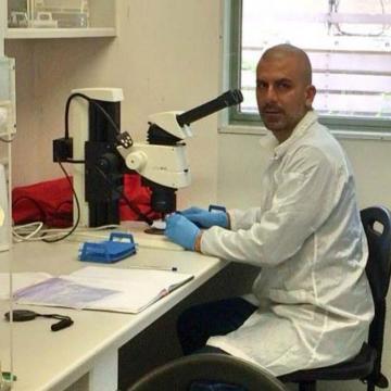 Marino no seu laboratorio da Research School of Earth Sciences of the Australian National University