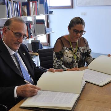 Reigosa e Falcão asinando o memorando 