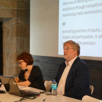 Un catedrático de Oxford alerta dos “incentivos perversos” que poden derivar en exclusión escolar