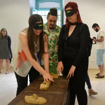 Proxecto Táctil articula un percorrido pola Sala X no que achegarse á arte coas mans 