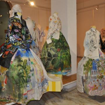 Tecidos e vestidos no laboratorio gráfico