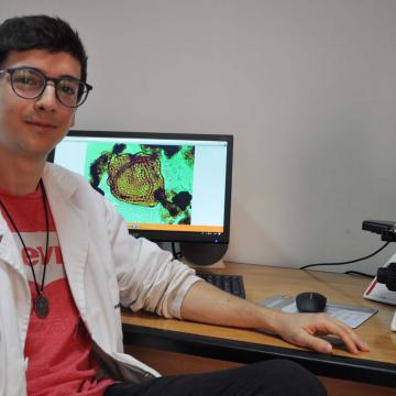 Artai Santos nun laboratorio do Edificio de Ciencias do campus de Vigo 