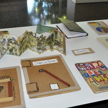 Unha exposición reúne no campus libros de 34 editoras cartoneiras de 12 países