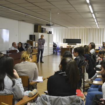 O coro entra nas facultades para explicar os beneficios da práctica musical