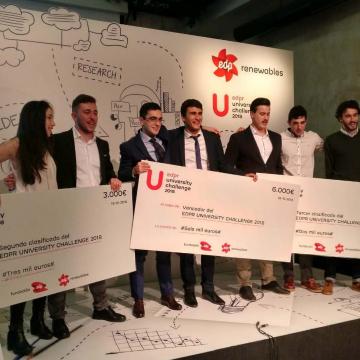 Gelo Cubreiro e Iago Álvarez, no centro da imaxe, recollendo o premio 