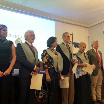 Emotiva graduación ‘dos maiores’ da Universidade