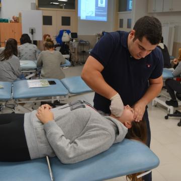Alumnado e profesionais fórmanse en Fisioterapia no tratamento da rexión cervical