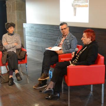 Dúas premios nacionais debaten no campus sobre unha arte híbrida “que necesita existir”