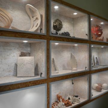 A experimentación con barro do alumnado exhíbese na entrada de Belas Artes 