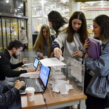 O alumnado do campus de Ourense súmase ao referendo estudantil sobre a monarquía