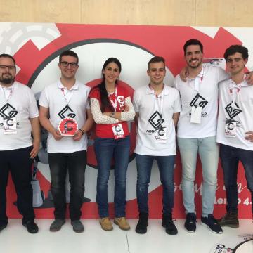 O equipo, cunha integrante do xurado, co galardón acadado 