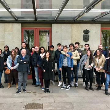 O alumnado de Dirección e Xestión Pública toma asento no Parlamento