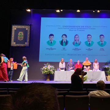 Ciencias Empresariais e Turismo presenta a 94 novos egresados e egresadas 