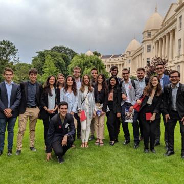 Alexandre Pérez, segundo pola esquerda, coas e cos participantes no programa 'Movers by FUE' na London Business School 