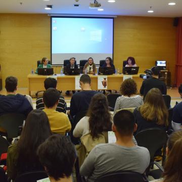 Catro visións sobre as mulleres que entreteñen e as mulleres que se entreteñen na antigüidade