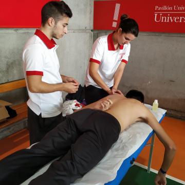 O alumnado de Fisioterapia pon en práctica os seus coñecementos no Medio Maratón Cidade de Pontevedra