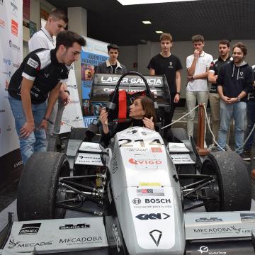 A conselleira de Educación coñece de preto o proxecto de UVigo Motorsport