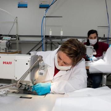 A colaboración entre universidade e empresa propicia a produción dun millar de batas para persoal sanitario e asistencial 