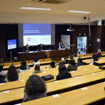 Alumnado de Dereito familiarízase coas características da autopsia 