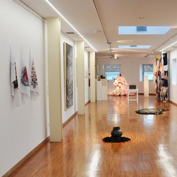 A exposición de traballos finais do alumnado de Belas Artes cruza a fronteira