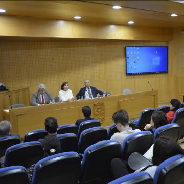 Alumnado de Dereito achégase a unha nova concepción da teoría xurídica do dereito