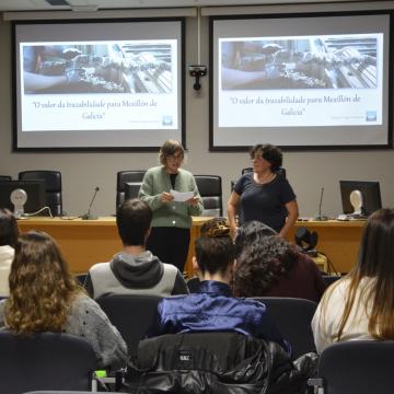 Alumnado de Ciencias coñece a importancia do sector do mexillón de Galicia 