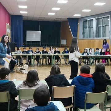 Alumnado e profesorado de Traballo Social e do CEIP Mestre Vide únense para fomentar a integración das persoas con discapacidade