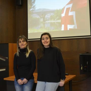 A entidade explicou este mércores no campus as oportunidades que ofrece. Na imaxe Natalia Fernández e Isis Sanmartín