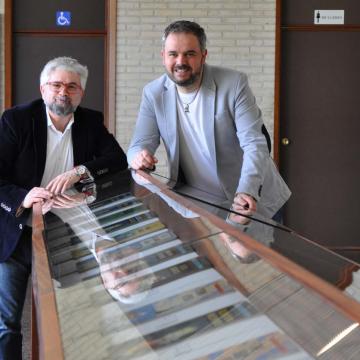 José Yuste e Óscar Ferreiro ante as vitrinas que conteñen os volumes da exposición