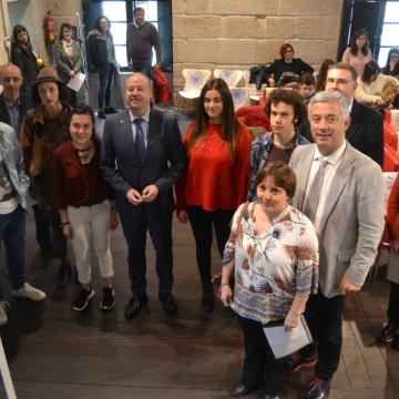 Foto de familia das autoridades e premiados e premiadas neste acto