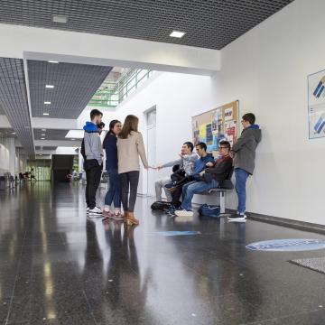 Estudantes charlando nun corredor