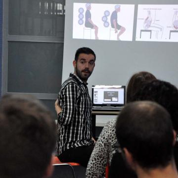 A comunidade universitaria aprende a previr as lesións posturais