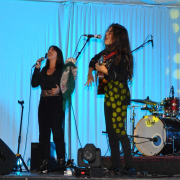 A banda da Loba ensina a bailar as rúas á comunidade universitaria