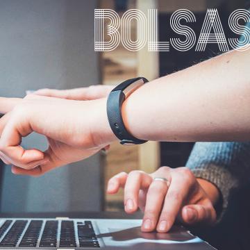 Imaxe dunhas mans sinalando nun ordenador para promocionar as bolsas de formación