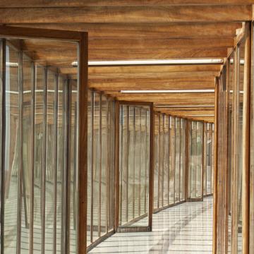 Interior da pasarela de cristal que une a Biblioteca e a Facultade de Ciencias Económicas e Empresariais